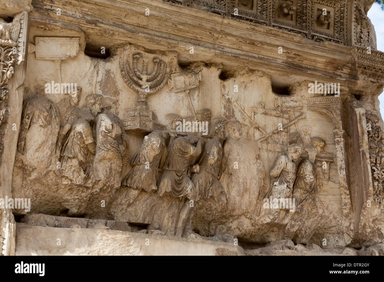 Die Beute aus dem Tempel in Jerusalem getroffen. Süd-Panel, der Titusbogen, Roman Forum, Rom, Italien Stockfoto
