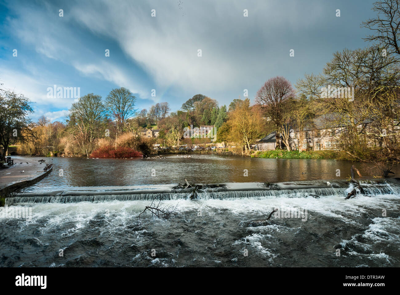 Rau, schnell fließenden Hochwasser am Fluss Wye, Bakewell. Stockfoto