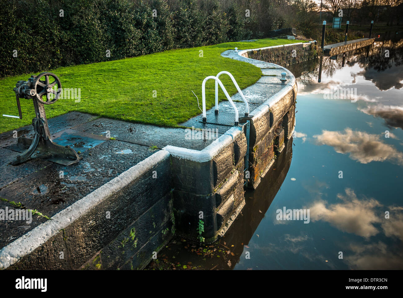 Kanalseite auf dem Fluss Weaver in Northwich, Cheshire mit Sperre Getriebe. Stockfoto