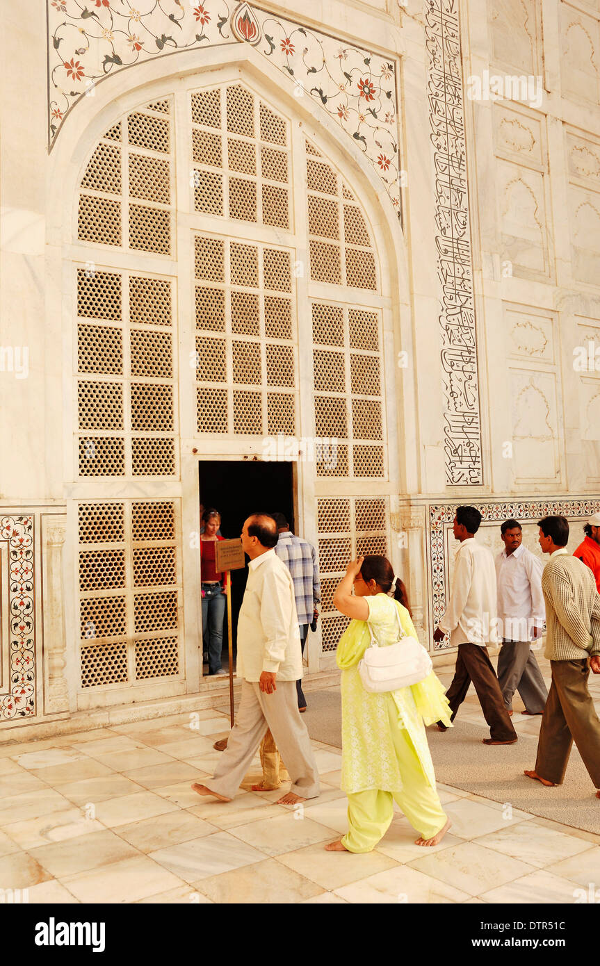 Menschen im Taj Mahal, Mausoleum, erbaut von Großmogul Shah Jahan in Erinnerung an seine Frau Mumtaz Mahal Stockfoto