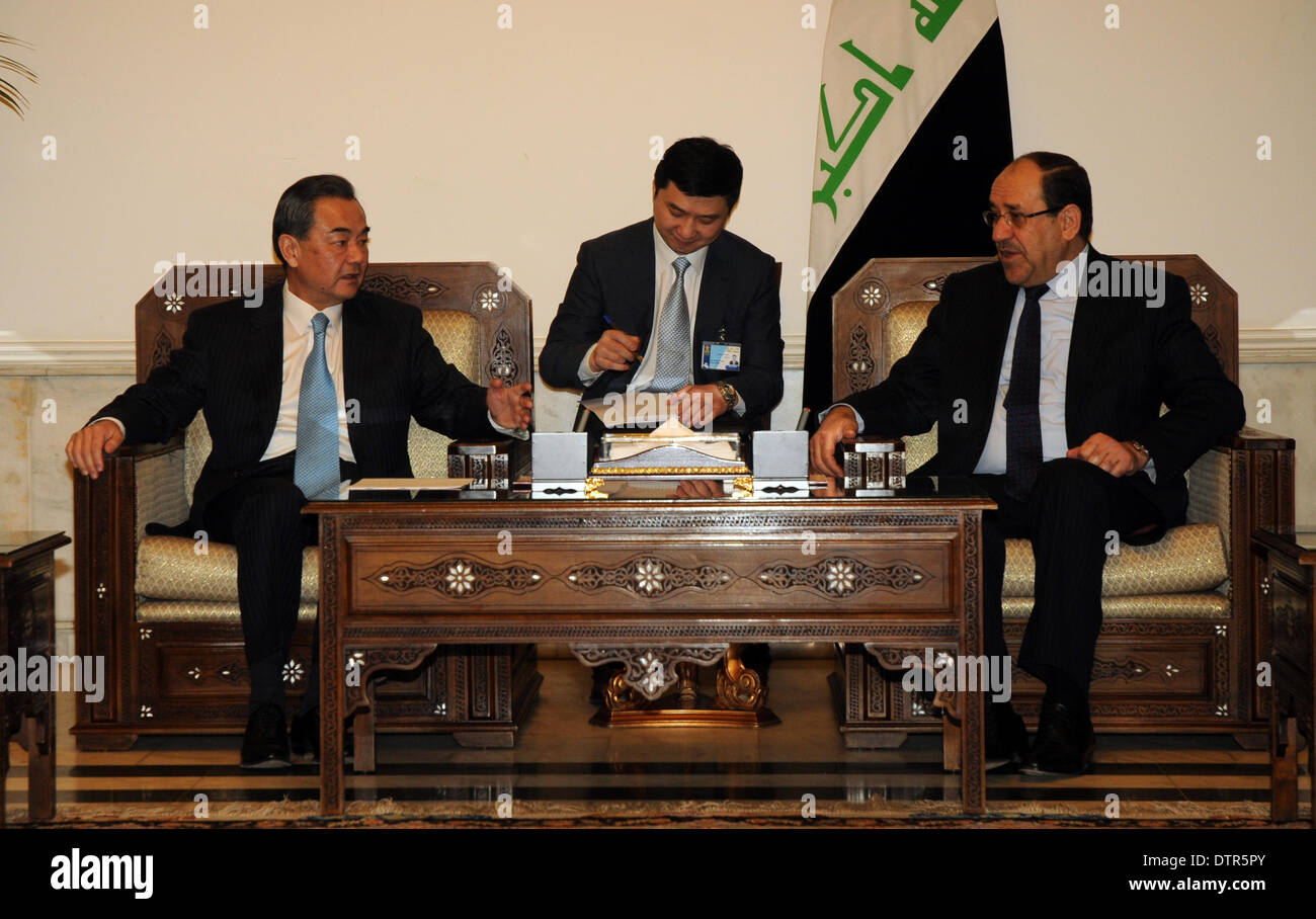 Bagdad, Irak. 23. Februar 2014. Der irakische Ministerpräsident Nuri al-Maliki (R) trifft sich mit chinesischen Außenminister Wang Yi in Bagdad, Irak, 23. Februar 2014. © Liang Youchang/Xinhua/Alamy Live-Nachrichten Stockfoto