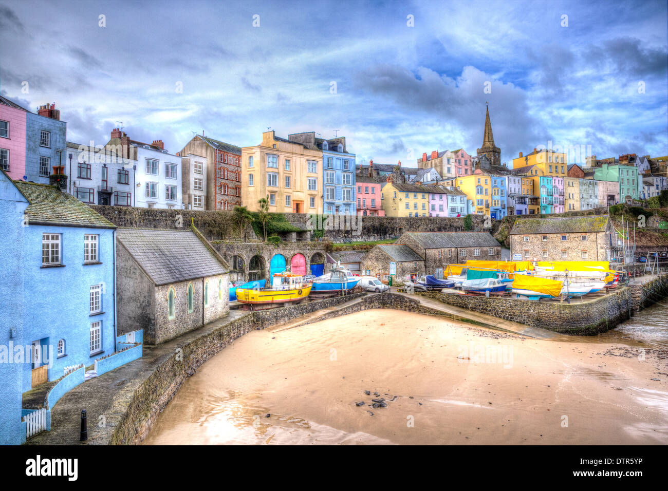 Tenby Hafen Pembrokeshire Wales Walisisch Altstadt auf Westseite der Carmarthen Bay wie Gemälde in HDR Stockfoto