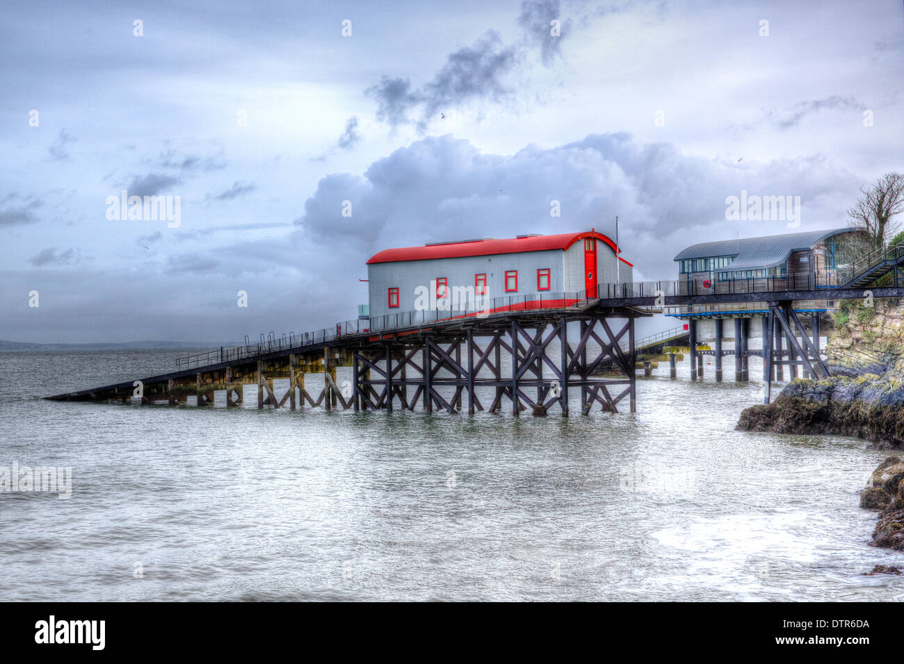 Ehemalige und aktuelle RNLI-Rettungsboot Stationen Tenby Pembrokeshire Wales in HDR Stockfoto