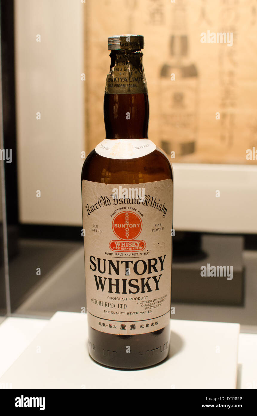Eine alte Flasche Suntory Whisky im Whisky-Museum in Yamazaki, in der Nähe von Kyoto, Japan. Stockfoto