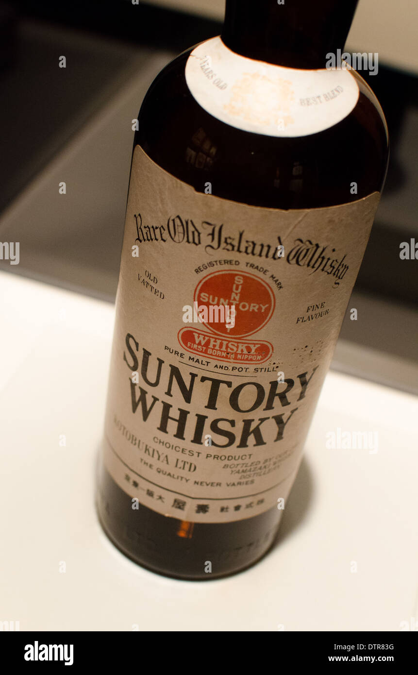 Eine alte Flasche Suntory Whisky im Whisky-Museum in Yamazaki, in der Nähe von Kyoto, Japan. Stockfoto