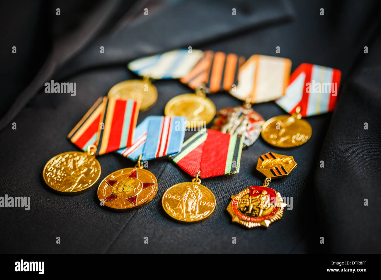 Die Medaillen des Sieges im großen Vaterländischen Krieg auf der Paradeuniform von der Veteran der Streitkräfte der Sowjetunion Stockfoto