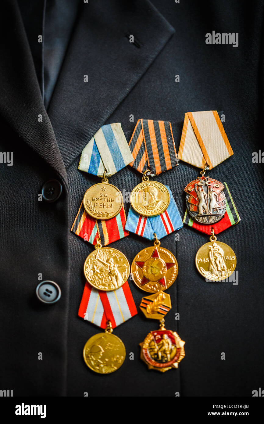 Die Medaillen des Sieges im großen Vaterländischen Krieg auf der Paradeuniform von der Veteran der Streitkräfte der Sowjetunion Stockfoto
