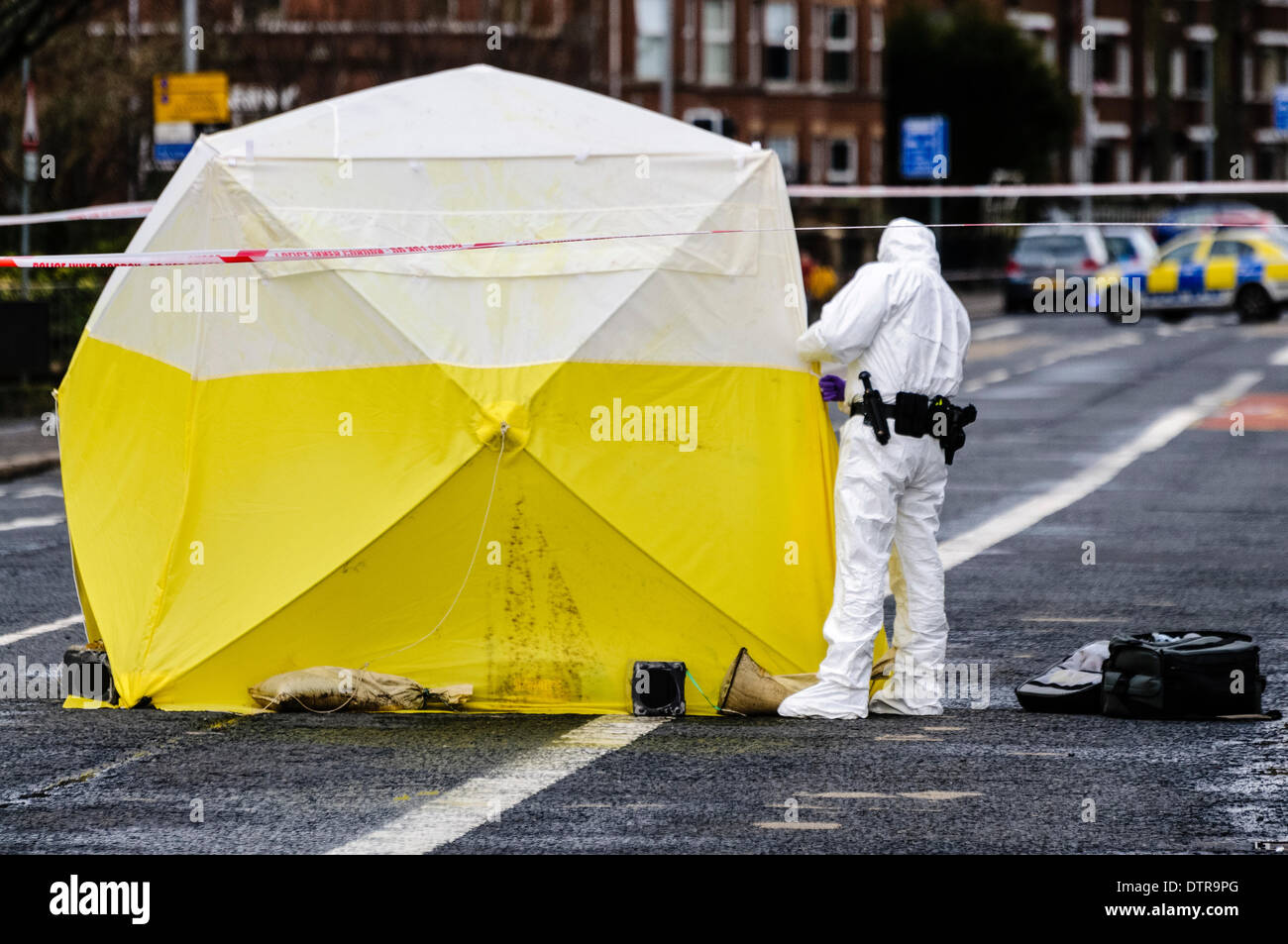 Belfast, Nordirland, 23. Februar 2014 - eine Szene des Verbrechens Offizier trug eine weiße Blaumann sieht eine Prüfung-Zelt an einem Tatort Credit: Stephen Barnes/Alamy Live News Stockfoto