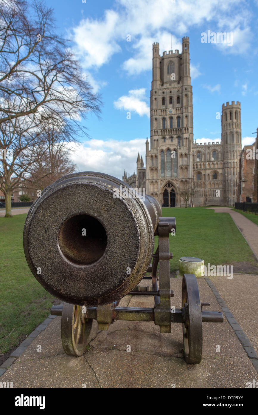 Russische Canon auf dem Palast grün und Ely Cathedral, Ely, Cambridgeshire, England Stockfoto