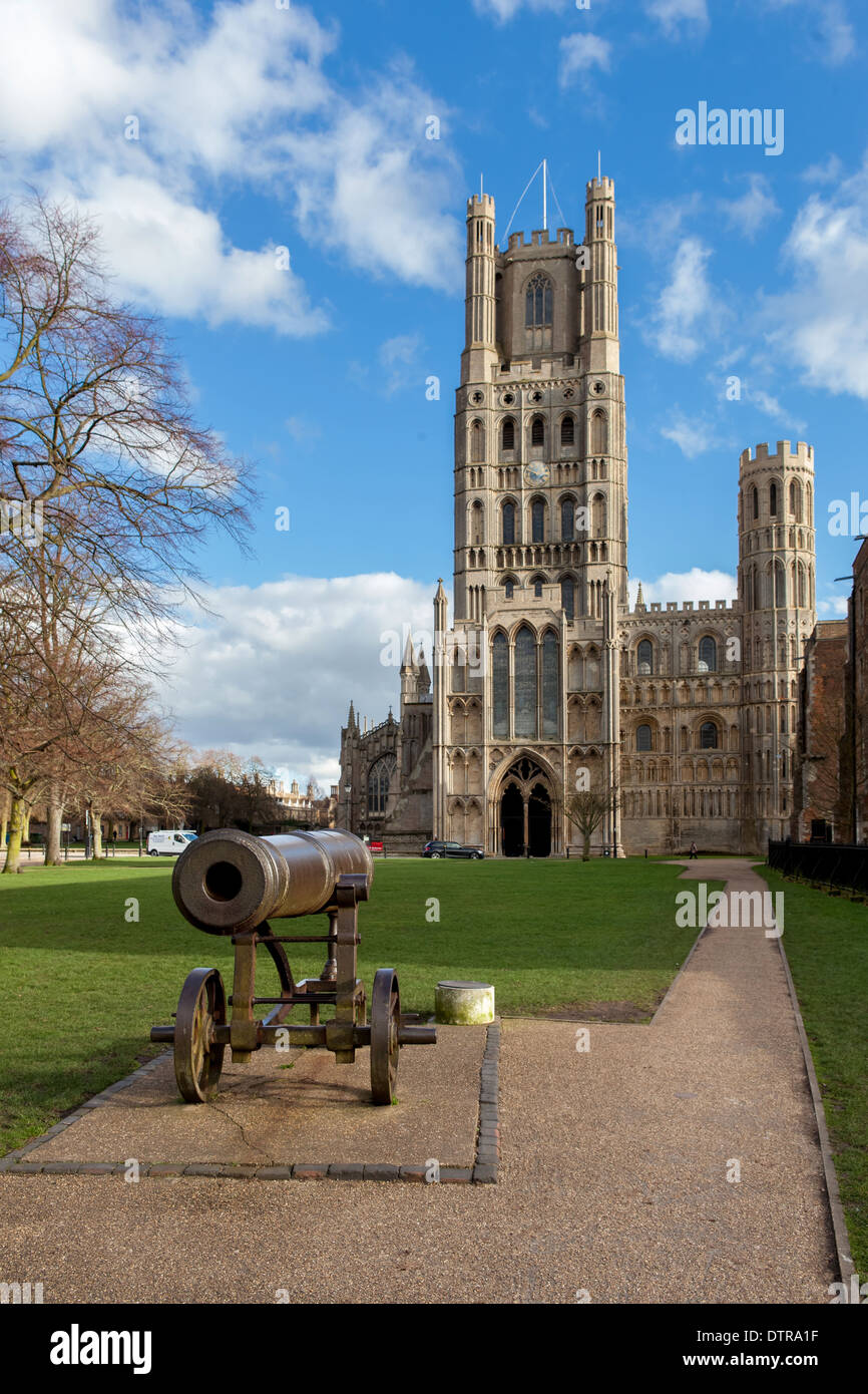 Russische Canon auf dem Palast grün und Ely Cathedral, Ely, Cambridgeshire, England Stockfoto