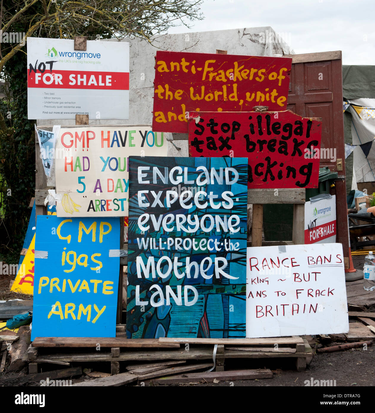 Barton Moss, Salford, UK. Sonntag, 23. Februar 2014. Eine Auswahl von Plakaten an Barton Moos. Eine Anti-Fracking-Camp bleiben in der Nähe der iGas Website Barton Richter David Hodge QC gewährt eine Vertagung bis 6. März zu entscheiden, ob die Demonstranten bleiben können. Bildnachweis: Russell Hart/Alamy Live-Nachrichten. Stockfoto