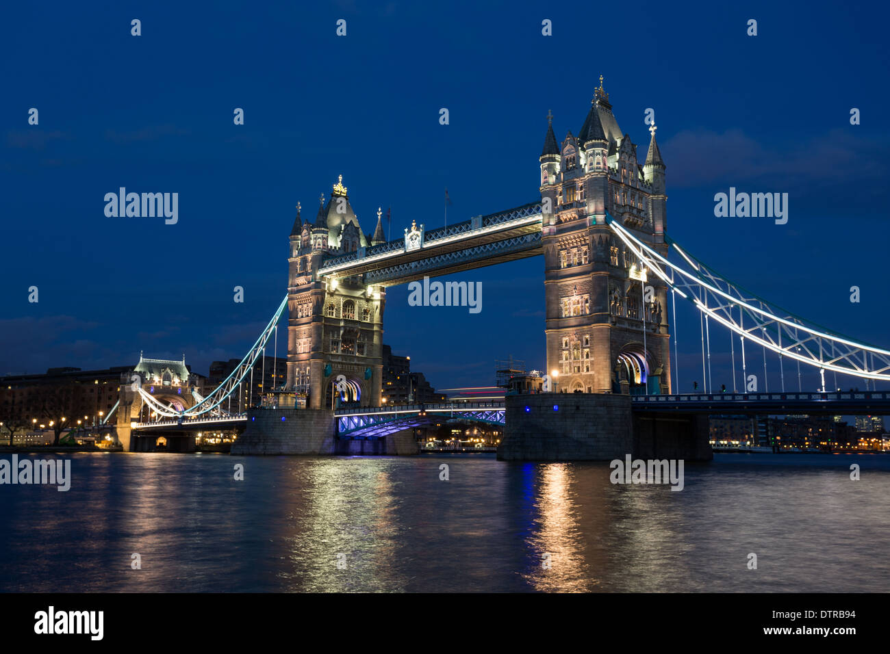Tower Bridge, eine kombinierte Bascule und Suspension Bridge in London die Themse überquert. Stockfoto