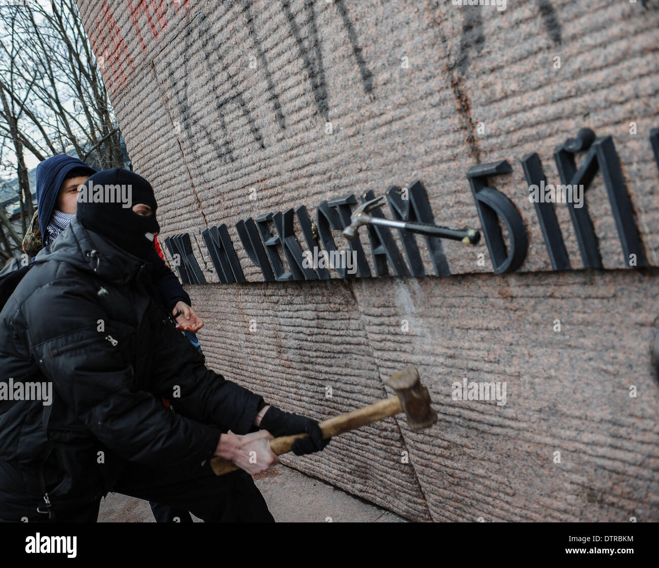 Kiew, Ukraine. 23. Februar 2014. Menschen zerstören die Buchstaben auf der Tscheka (außerordentliche allrussische Kommission zur Bekämpfung von Konterrevolution und Sabotage) Offiziere Denkmal in Kiew, Ukraine, 23. Februar 2014. Bildnachweis: Dai Tianfang/Xinhua/Alamy Live-Nachrichten Stockfoto