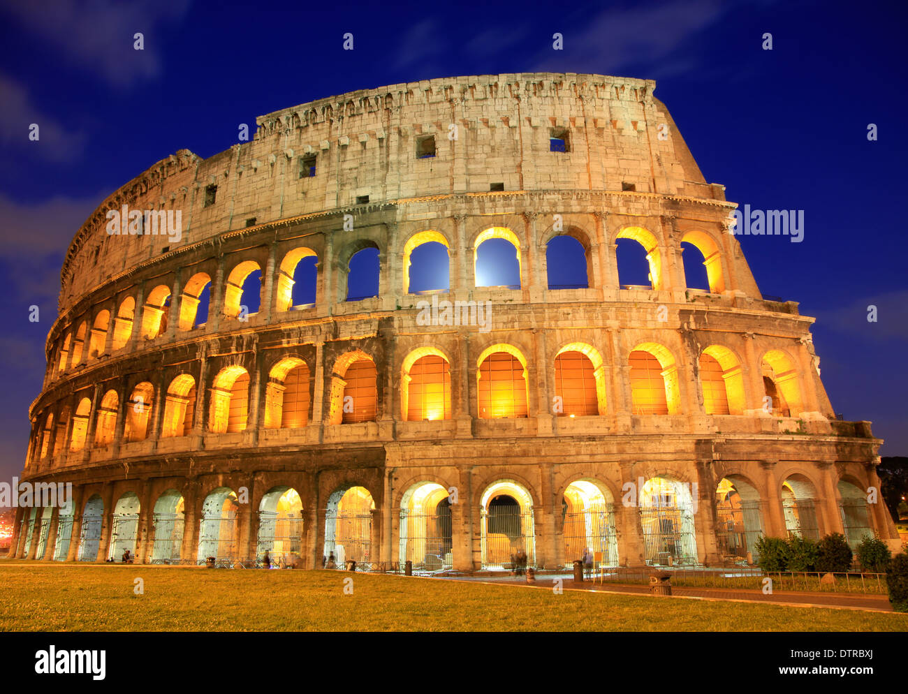 Beleuchtet in der Abenddämmerung, Rom Kolosseum Stockfoto