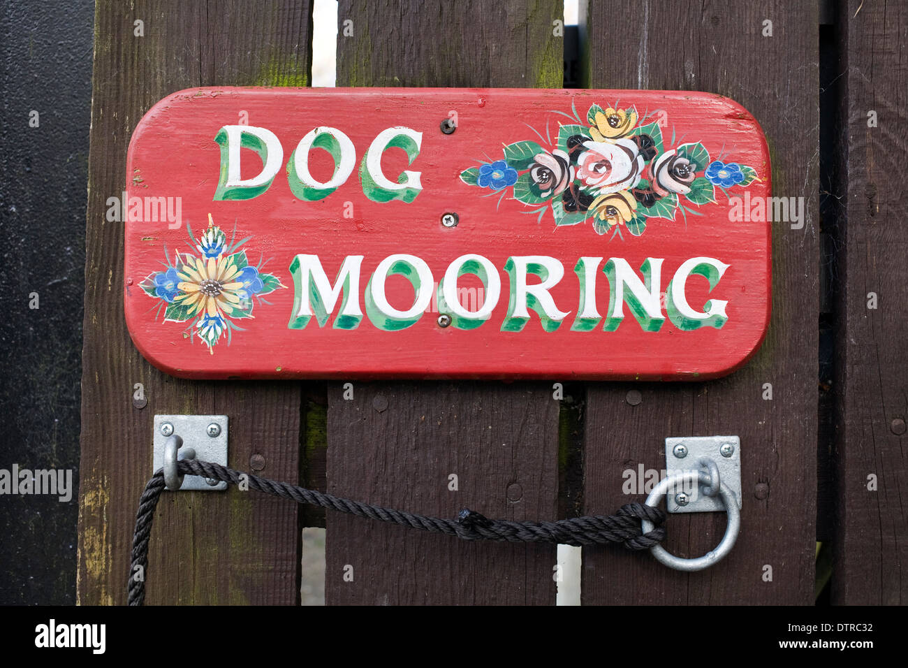 Dog Friendly Kanal Seite Pub Schild Stockfoto