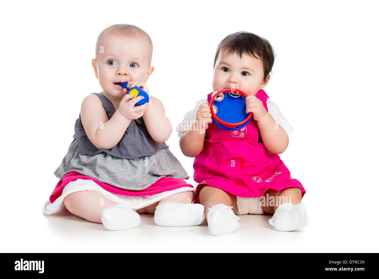 Lustige Babys Mädchen mit musikalische Spielzeuge Stockfoto