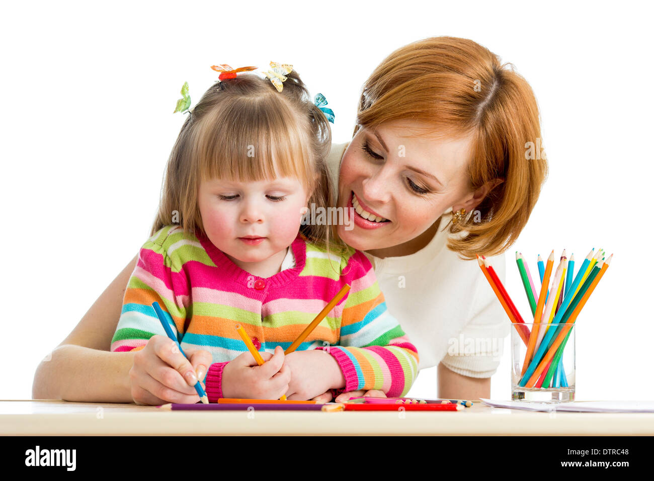 Kind mit Mutter zeichnen mit Farbstiften Gil Stockfoto