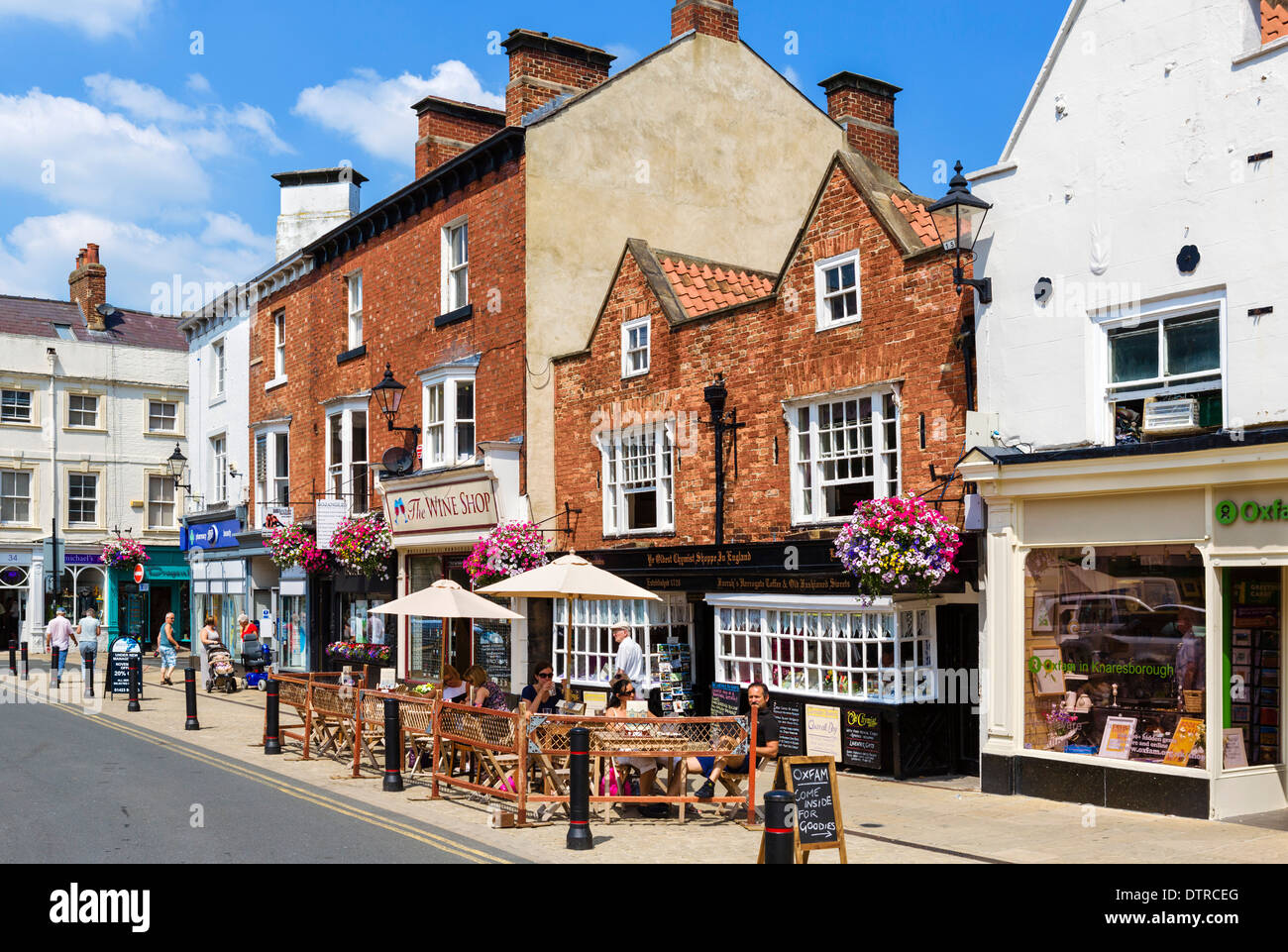 Geschäfte und Cafés in der historischen alten Marktplatz, Knaresborough, North Yorkshire, England, UK Stockfoto