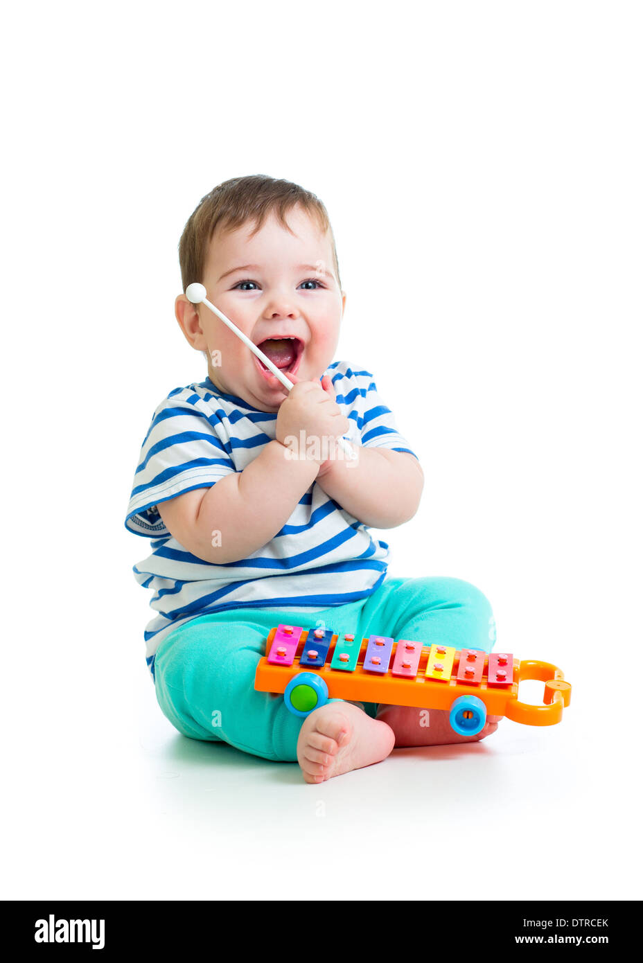 lustige Baby junge spielt mit musikalische Spielzeuge Stockfoto