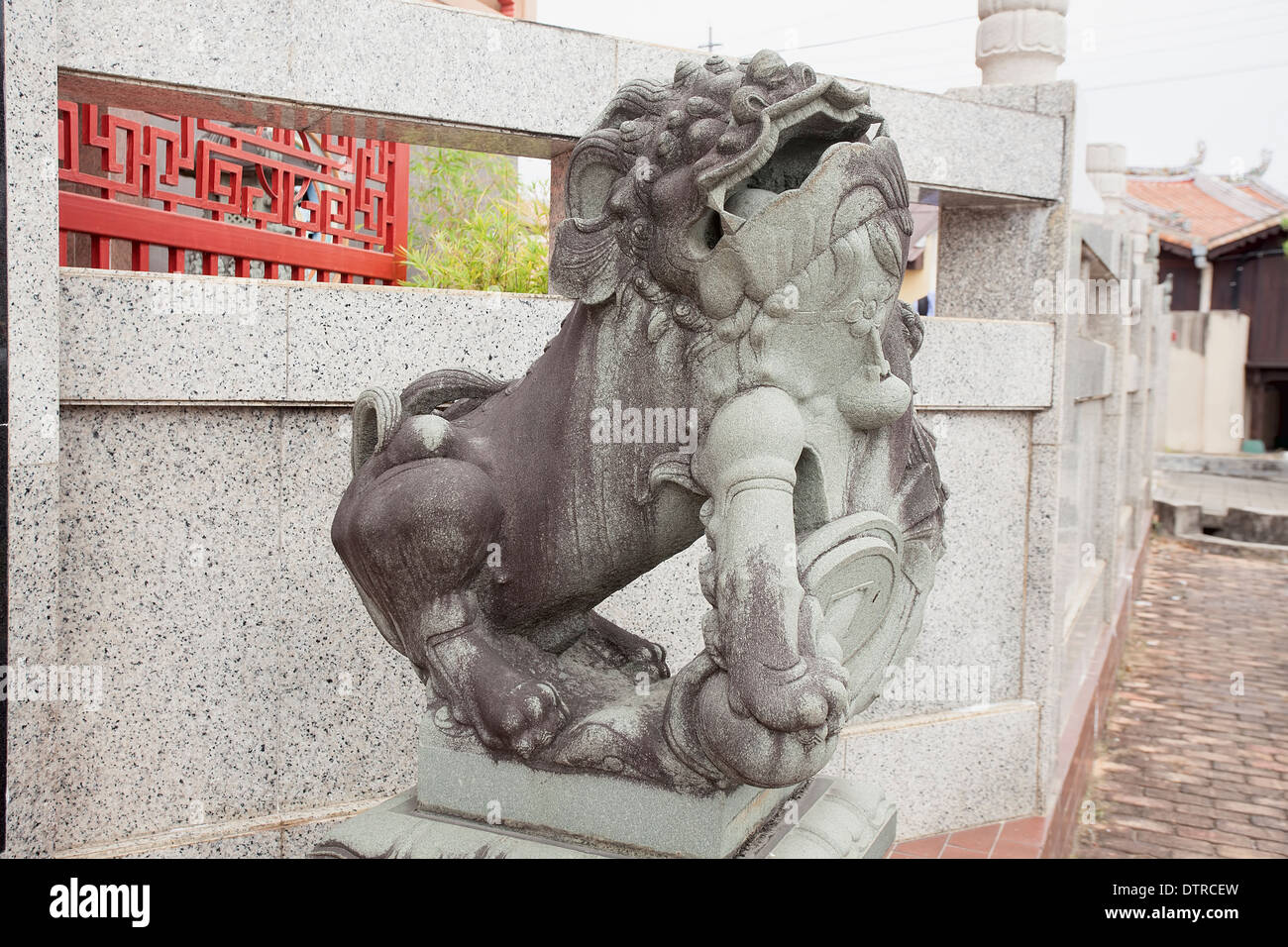 Chinese Foo Dog Steinskulptur außerhalb der Göttin der Barmherzigkeit Tempel in Malacca Malaysia Stockfoto