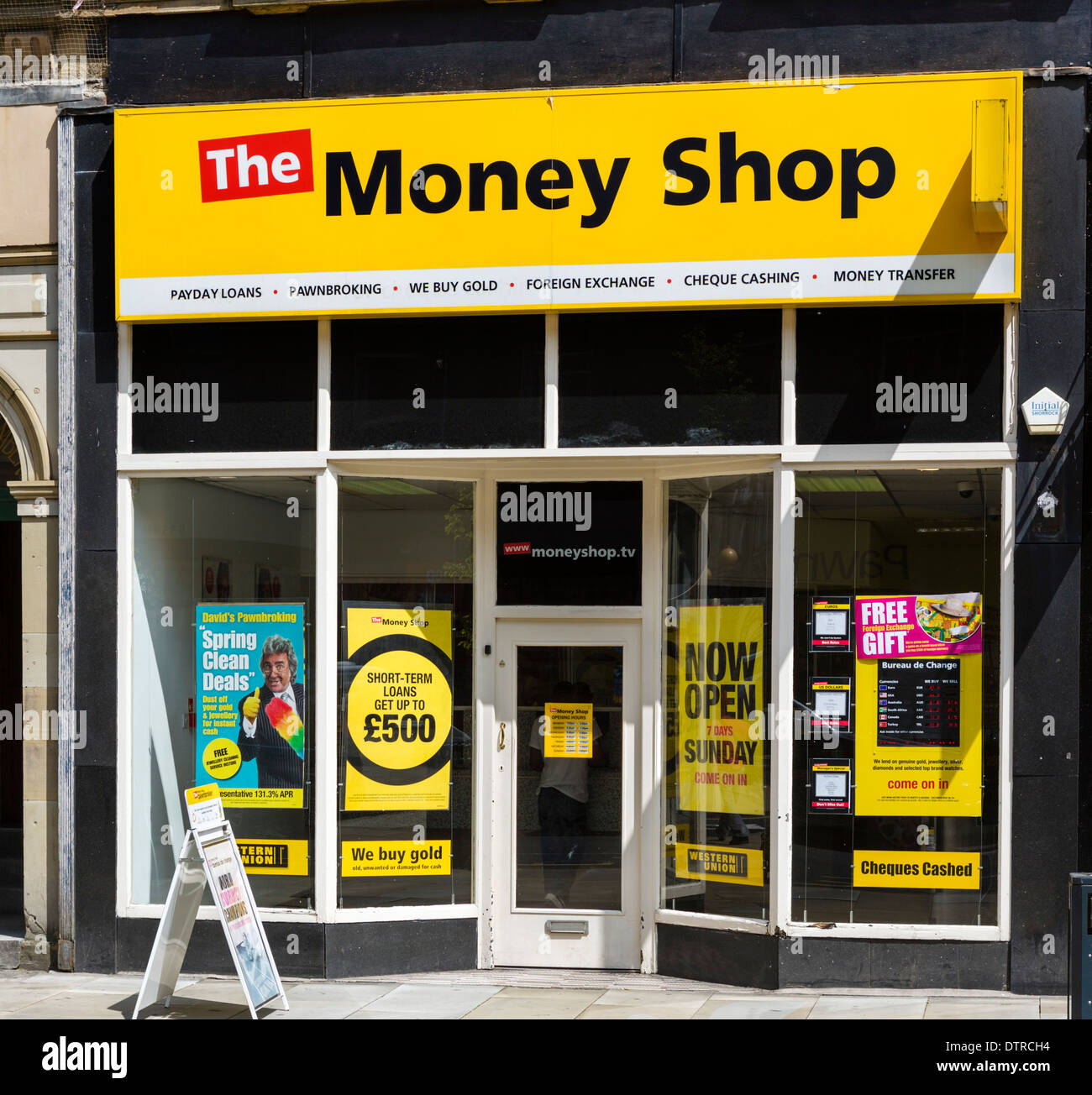 Geld Shop, Zahltagdarlehen und Pfandleiher, Huddersfield, West Yorkshire, England, UK Stockfoto