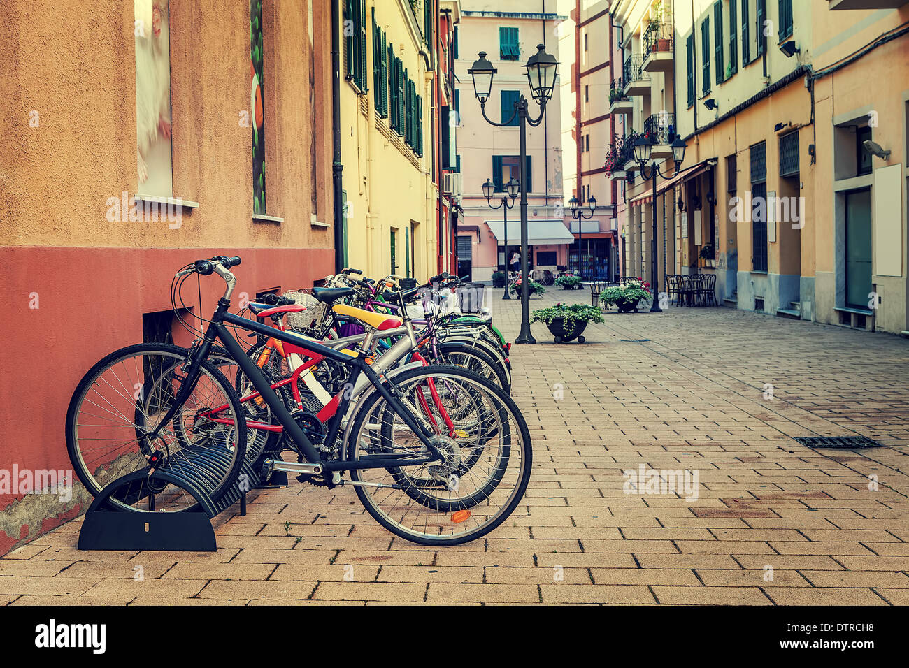 Verschiedene Arten von Stadtfahrräder in einer Reihe auf dem Parkplatz auf der Straße in Ventimiglia, Italien. Stockfoto