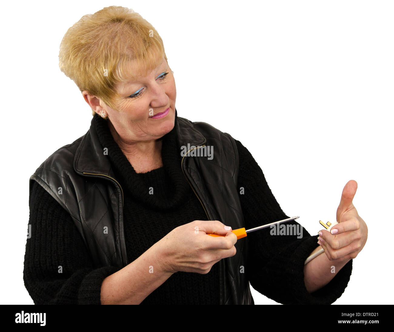 Blonde kurzhaarige Frau mit Hilfe eines Schraubendrehers auf einen Stecker Stockfoto Blonde kurzhaarige Frau mit Hilfe eines Schraubendrehers auf einen Stecker Stockfoto