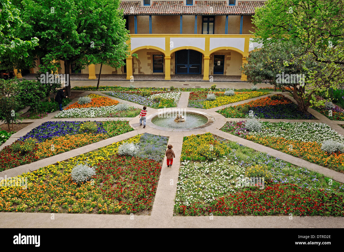 Garten und Brunnen, Zentrum der Kultur Espace Van Gogh, ehemalige Krankenhaus, Arles, Bouches-du-Rhône, Provence-Alpes-Cote d ' Azur Stockfoto