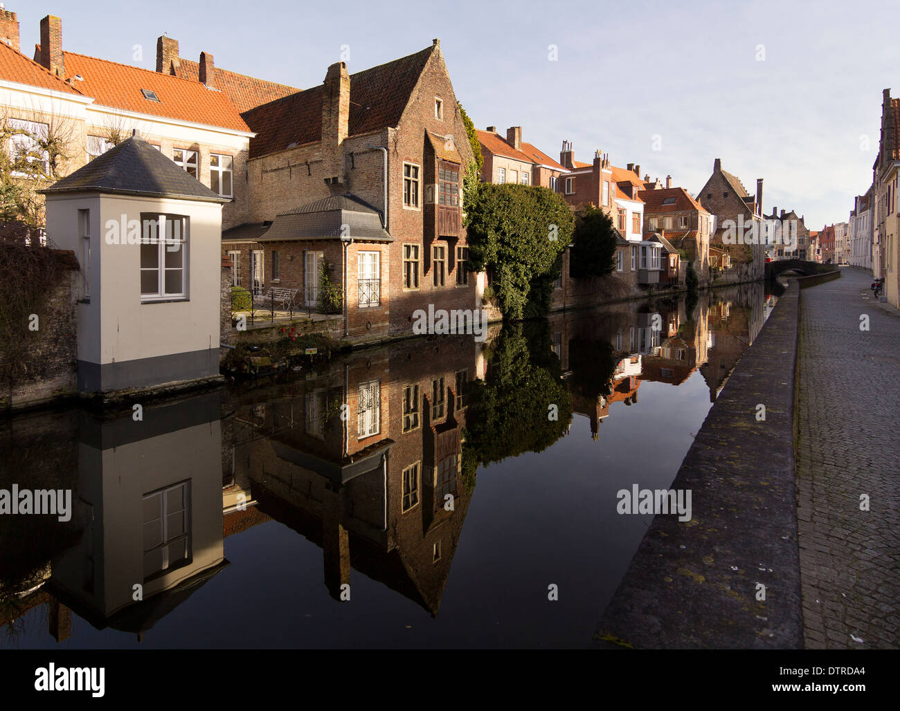 Typischen malerischen Kanal und Häuser, Gouden-Handrei, Brügge, Flandern, Belgien Stockfoto