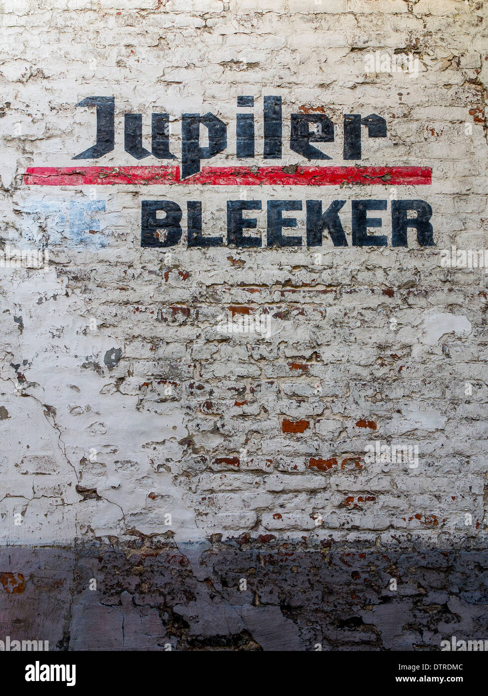 Anzeige für das Belgische Jupiler Bleeker Bier auf eine bemalte distressed Mauer in Brügge Stockfoto