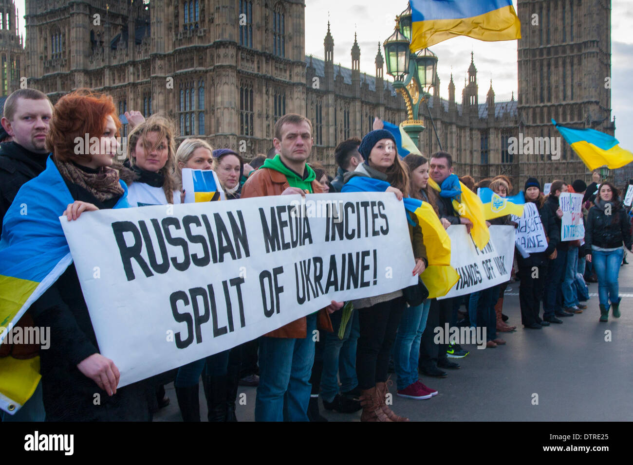 London, UK. 23. Februar 2014. Hunderte von Ukrainer bildeten eine Menschenkette auf Westminster Bridge, die Entfernung von der Macht des Regimes Janukowitsch zu feiern und zu trauern, die Noten während der Kiew-Aufstand in der vergangenen Woche getötet. Bildnachweis: Paul Davey/Alamy Live-Nachrichten Stockfoto