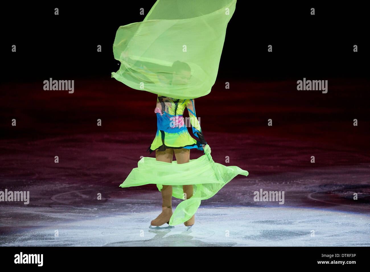 22. Februar 2014 - Sotschi, Russland - Adelina Stonikova Russlands führen zu '' Obilivion Tango von Astor Piazzolla'' auf der Ice Skating Gala im Eisberg Skating Palace während der Sotschi 2014 Winter Olympischen in Sotschi, Russland. (Kredit-Bild: © Paul Kitagaki Jr./ZUMAPRESS.com) Stockfoto