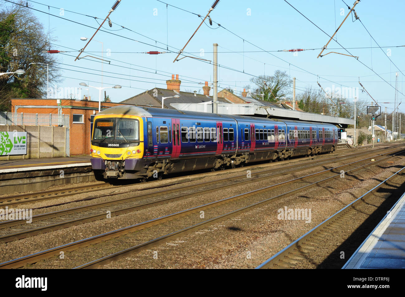 EMU Klasse 365 Nr. 365505 am Bahnsteig 2 von Hitchin Bahnhof mit Zug nach Cambridge Stockfoto