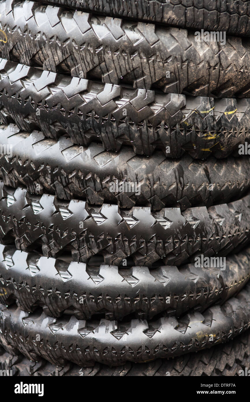 Stapel von Motorrad-Reifen in einem Distributionszentrum Stockfoto