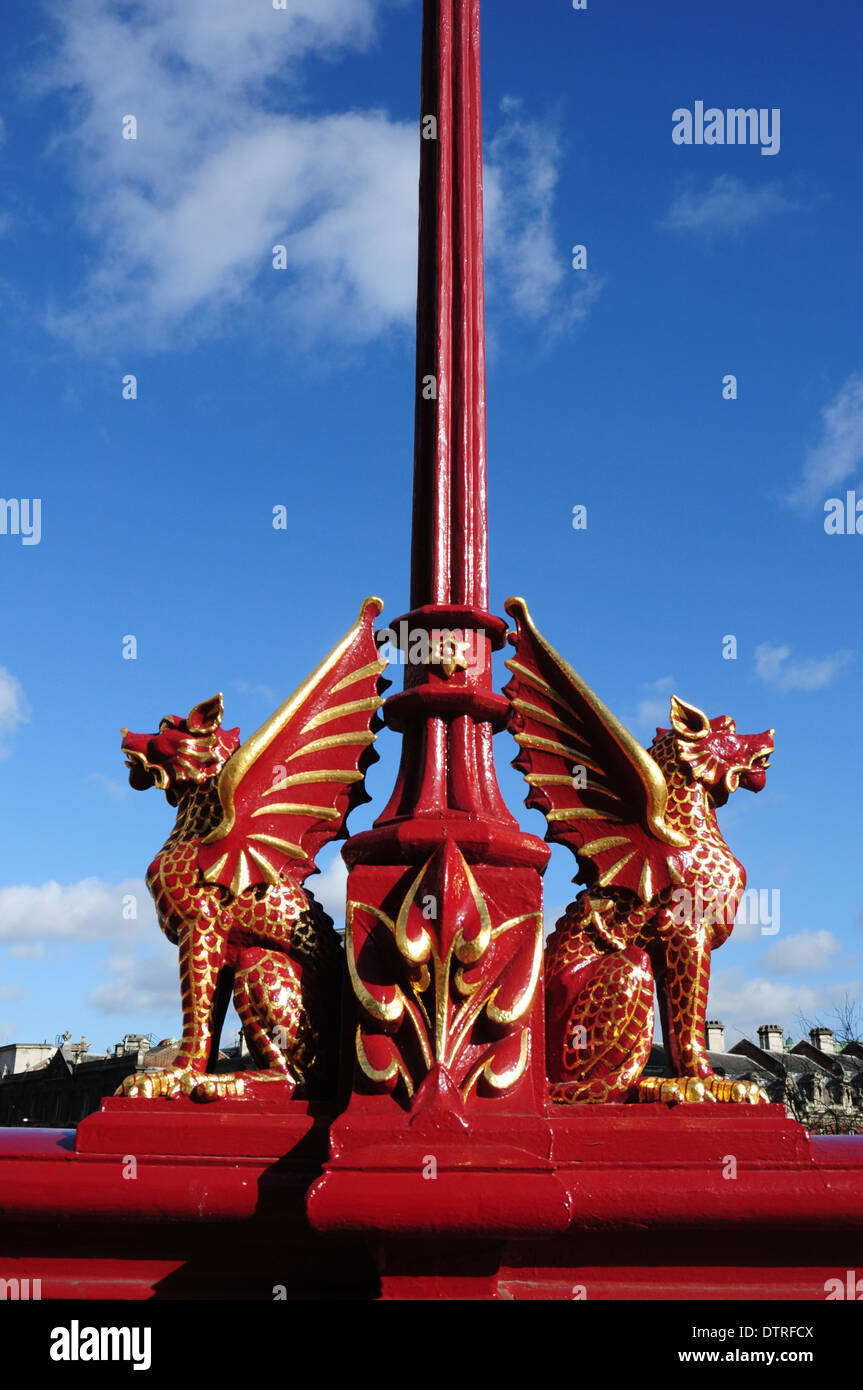 Roter und goldener Drachen, Holborn Viaduct Straßenbrücke, London, England, UK Stockfoto