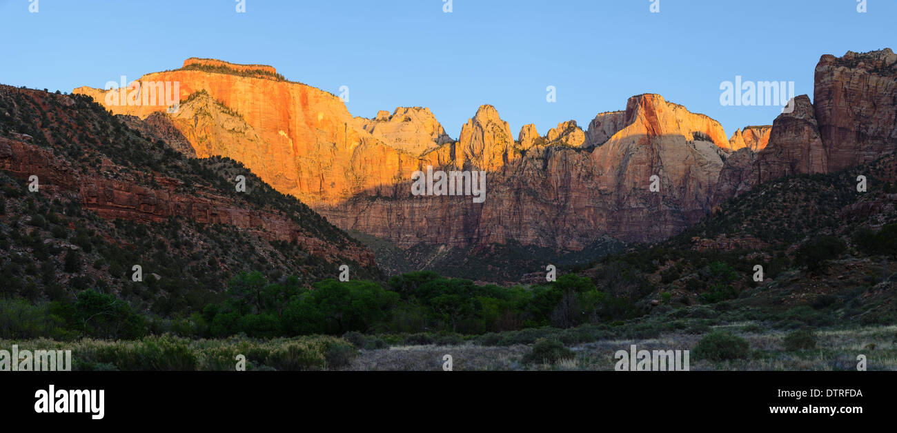 Sonnenaufgang über den Türmen der Jungfrau, Zion Nationalpark, Utah, USA Stockfoto