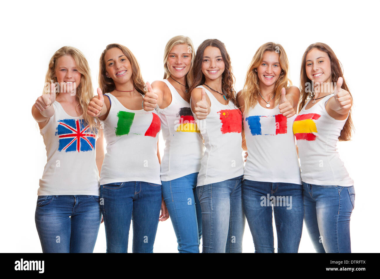internationalen Teens mit Fahnen auf t shirts Stockfoto
