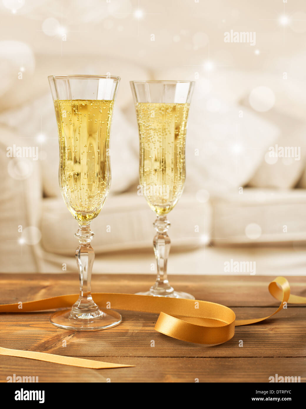 Zwei Gläser Champagner mit Gold ribbon - Vintage-Stil-Effekt und funkeln Hintergrund Stockfoto