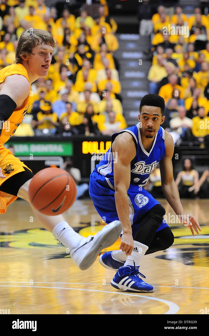 Wichita, Kansas, USA. 22. Februar 2014. 22. Februar 2014: Wichita State Shockers Wache Ron Baker (31) versucht, den Pass von Drake Bulldogs kick bewachen Jordan Daniels (12) während der NCAA Basketball-Spiel zwischen den Drake Bulldogs und die Wichita State Shockers in Charles Koch Arena in Wichita, Kansas. Kendall Shaw/CSM/Alamy Live-Nachrichten Stockfoto