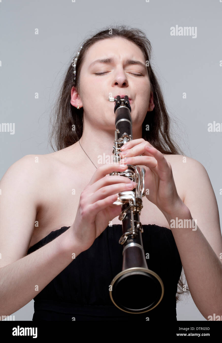 Porträt der jungen Musikerin, Klarinette Stockfoto