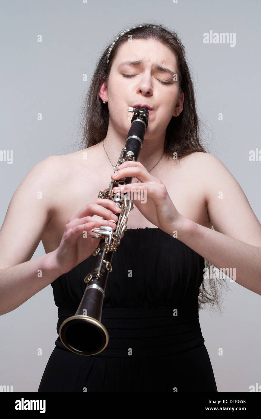 Porträt der jungen Musikerin, Klarinette Stockfoto