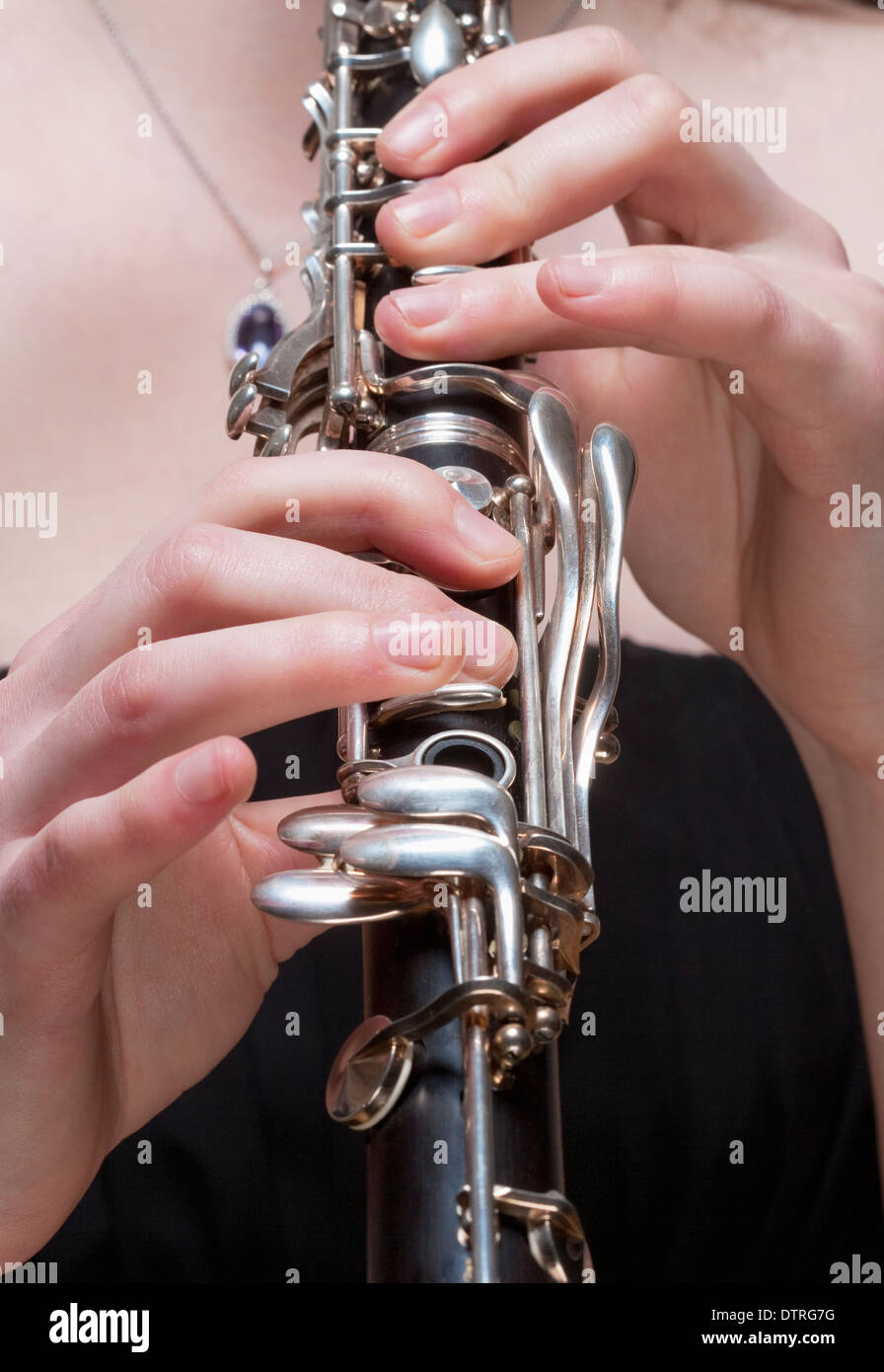 Hände der jungen Musikerin, Klarinette Stockfoto