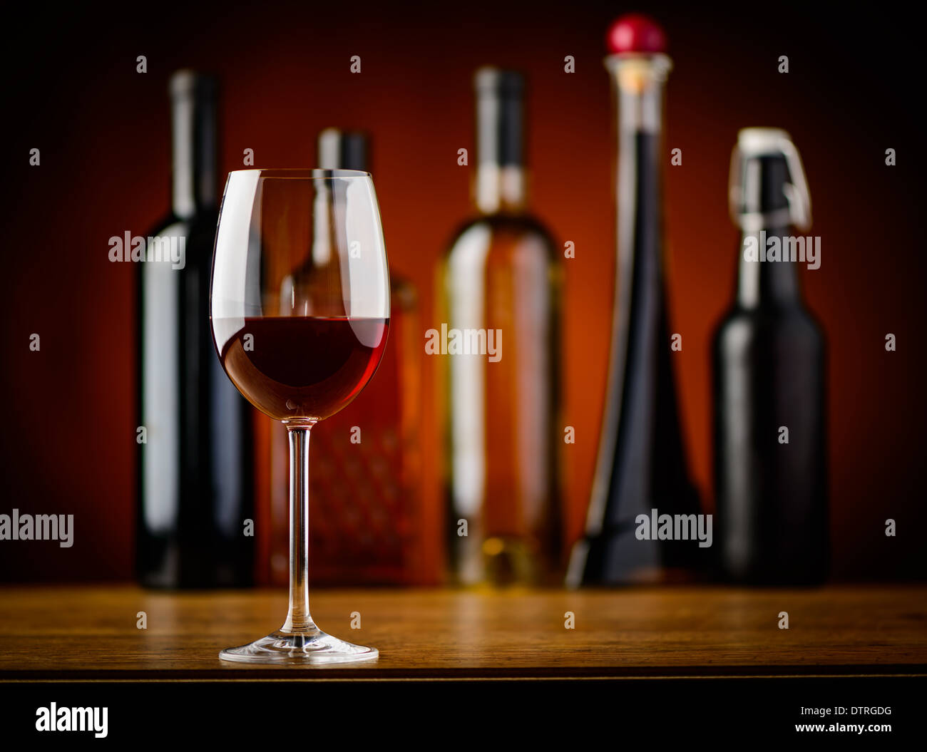 Stillleben mit Glas Rotwein und verschiedenen Alkohol trinkt Stockfoto