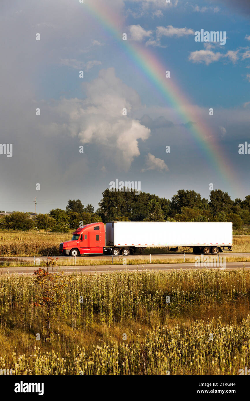 Sattelschlepper fahren unter dem Regenbogen - gesehen in Illinois. Stockfoto Sattelschlepper fahren unter dem Regenbogen - gesehen in Illinois. Stockfoto