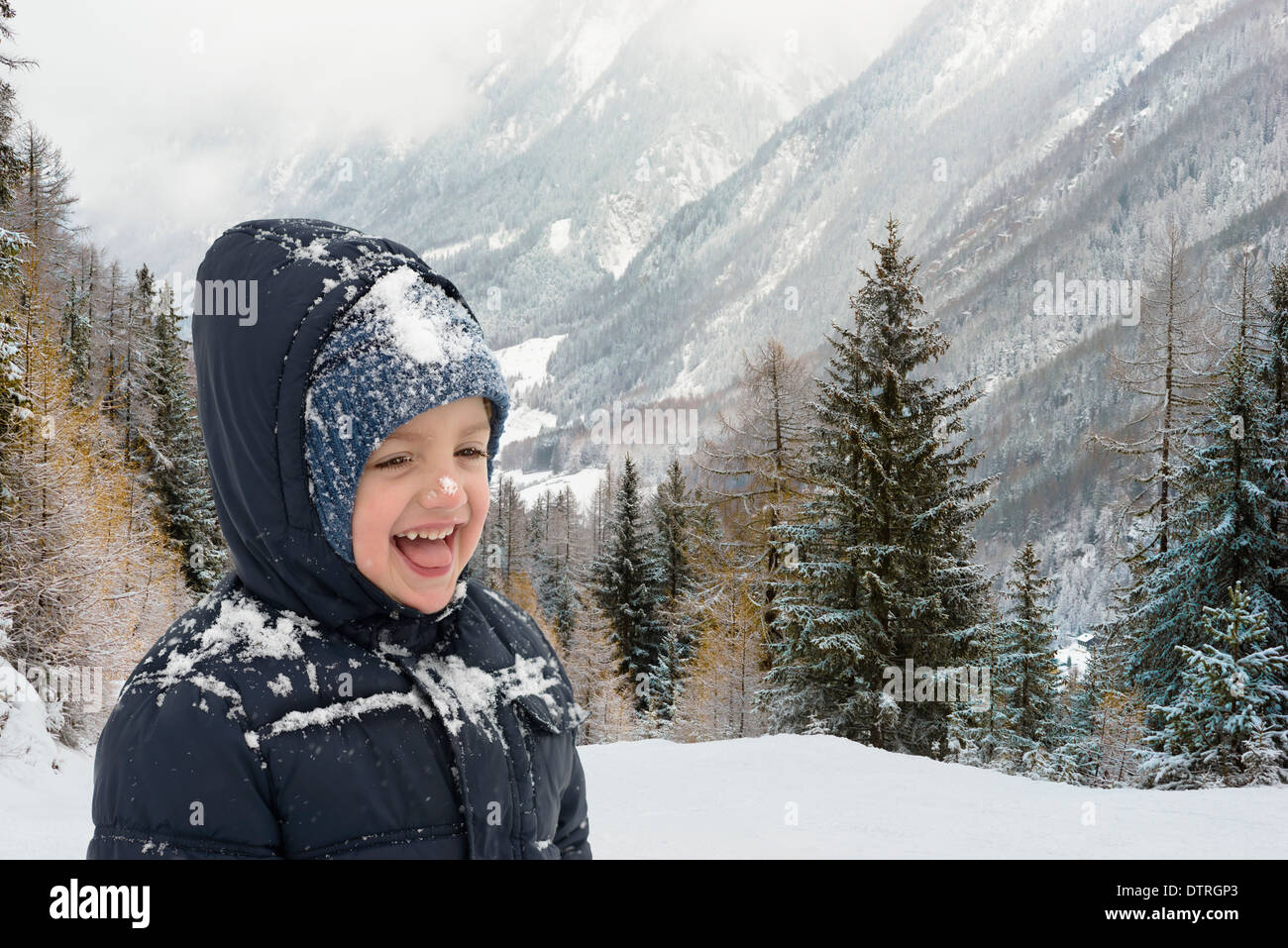 Glückliches Kind im Winter im Mountain resort Stockfoto