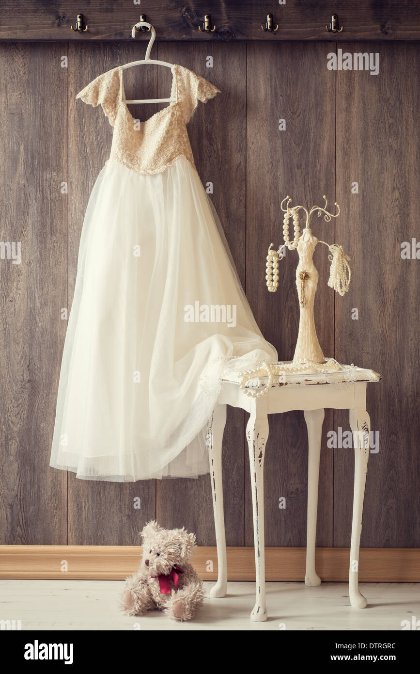 Kleines Mädchen Zimmer mit hängenden Kleid und Tisch mit Perlenkette - Vintage-Ton-Effekt Stockfoto