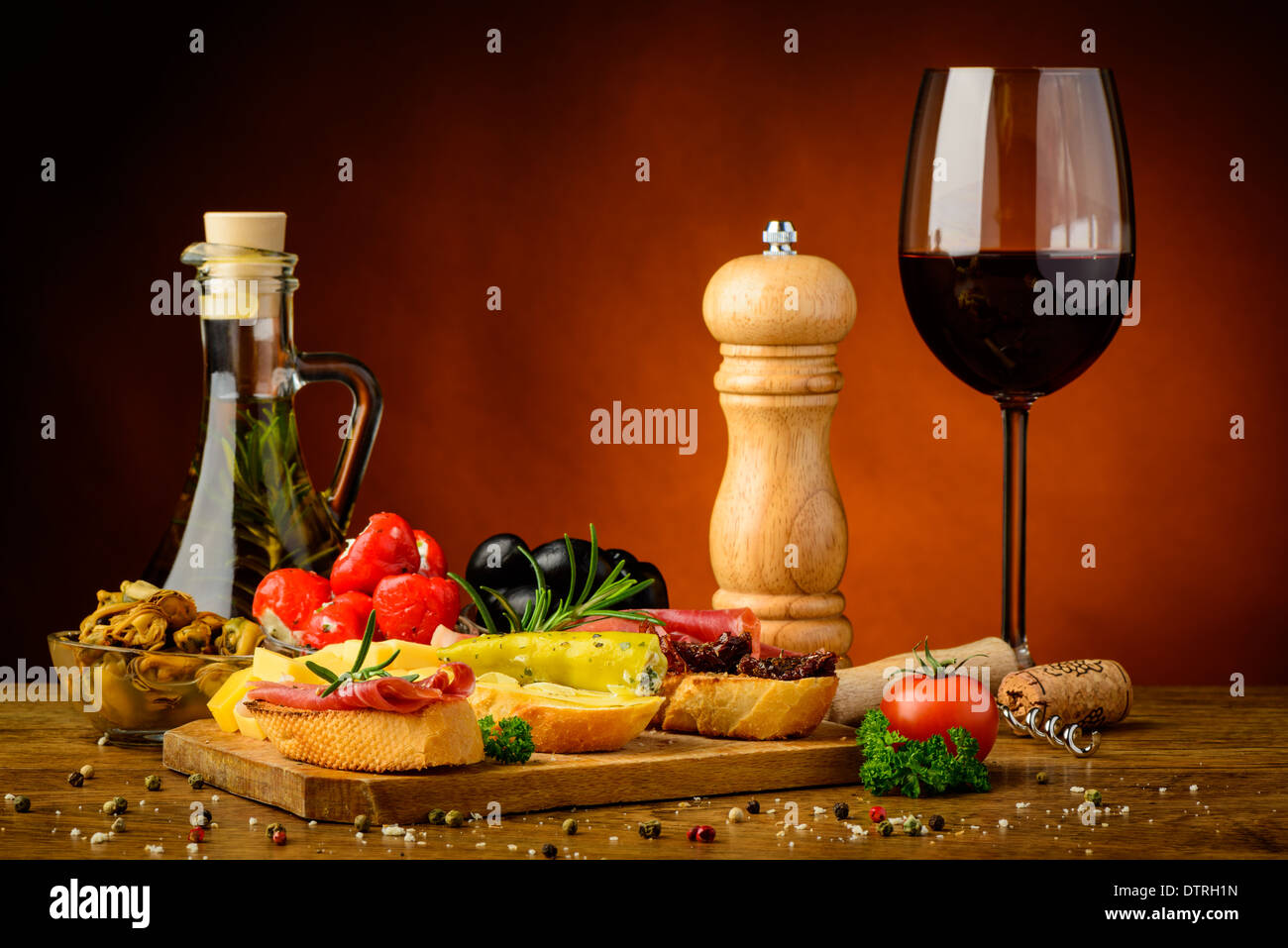 Stillleben mit mediterrane Gourmet-Snacks und Glas Rotwein Stockfoto