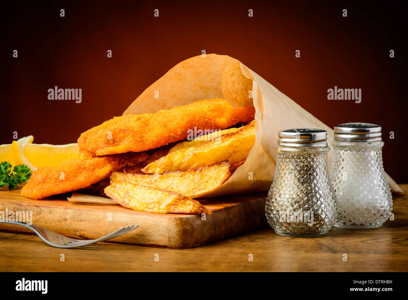 traditionellen Fish &amp; Chips Essen in Papier eingewickelt Stockfoto