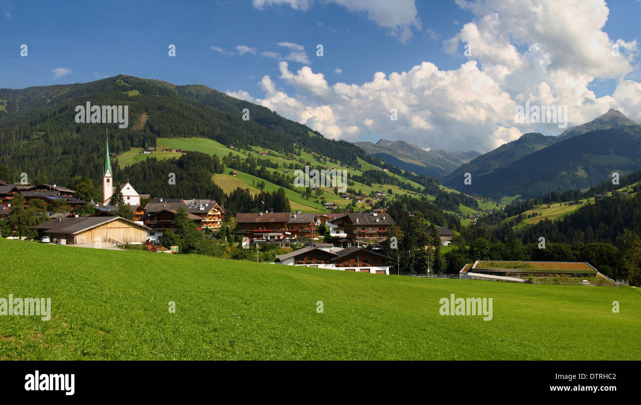 Die alpinen Dorf Alpbach und das Alpbachtal (Alpbachtal), Österreich. Stockfoto