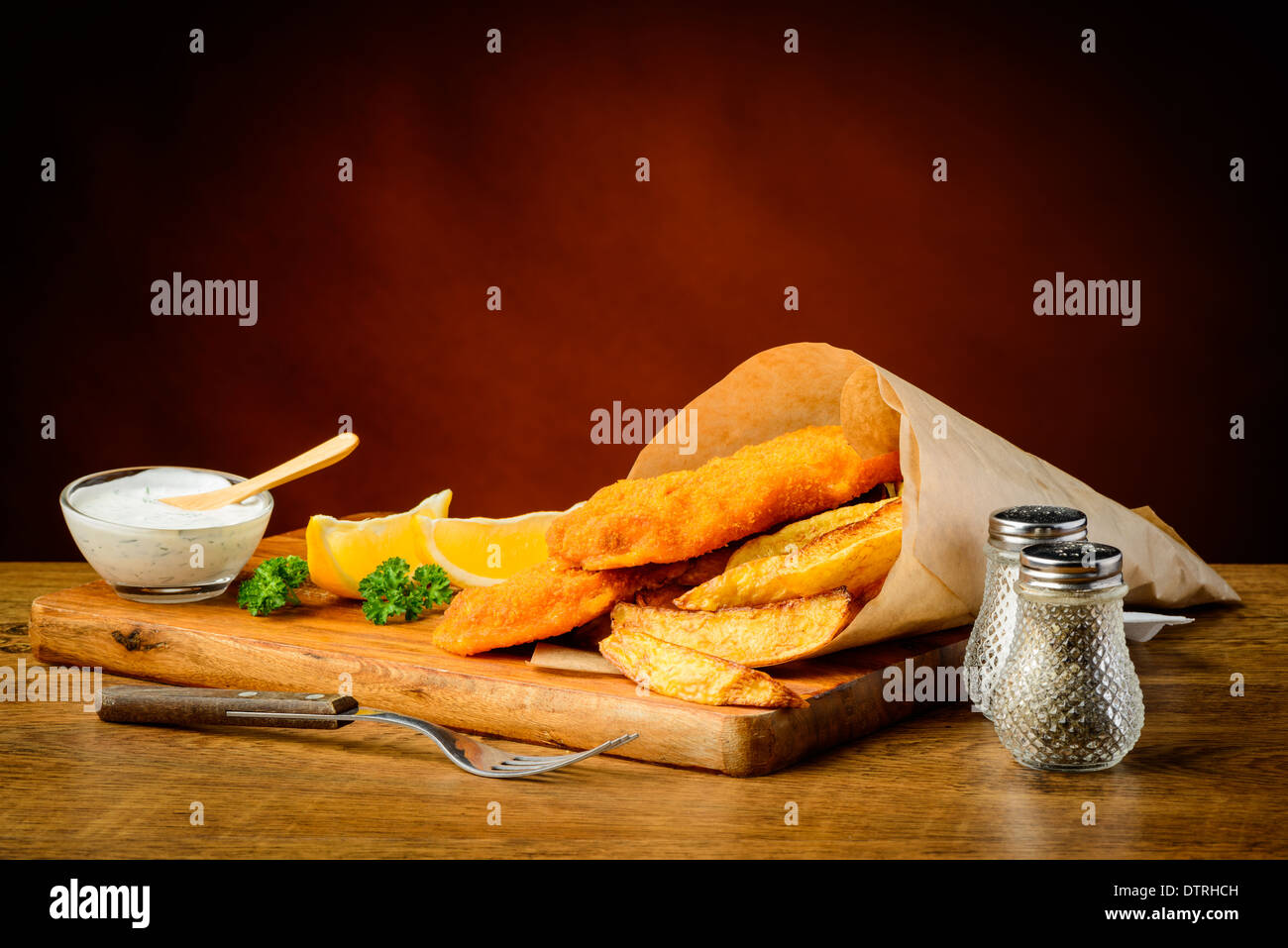 köstliche traditionelle Fish And Chips Essen mit Zitronen und dip Stockfoto